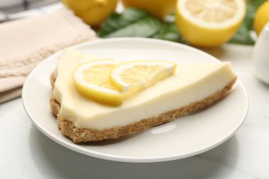 Lezzetli bir parça limonlu cheesecake beyaz mermer masada, yakın plan.