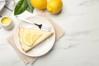 Beyaz mermer masada servis edilen leziz limonlu cheesecake. Metin için boşluk