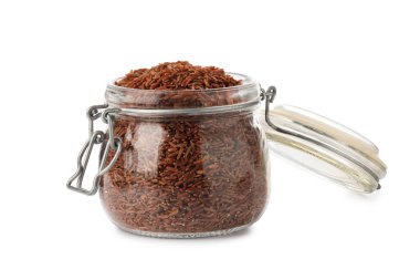 Açık kavanozdaki çiğ kahverengi pirinç beyaza izole edilmiş.