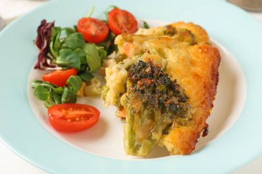 Lezzetli sebze güveci ve salata beyaz masada, yakın plan.