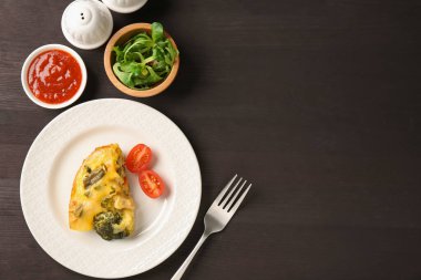 Siyah ahşap masada servis edilen lezzetli sebze güveci. Metin için boşluk