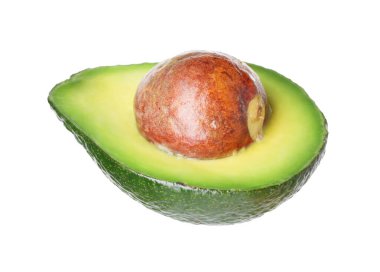 Olgun avokadonun yarısı beyaza izole edilmiş.