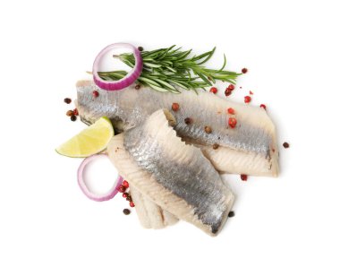 Biberiyeli, soğan halkalı, biberli, biberli ve beyaza izole edilmiş limonlu ringa filetosu.