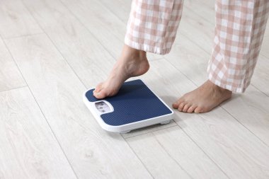 Terazideki kadın, yakın plan. Kilo kaybı