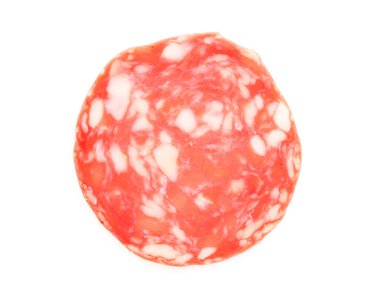 Beyaz arka planda bir dilim tütsülenmiş sosis.