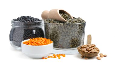 Beyaza izole edilmiş farklı mercimek türleri