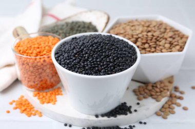 Beyaz masada farklı türde mercimek, yakın plan.