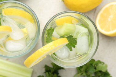 Maydanozlu, limonlu ve kerevizli sağlıklı bir içecek.