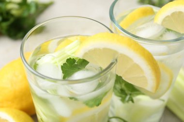 Maydanozlu, limonlu ve kerevizli sağlıklı bir içecek.