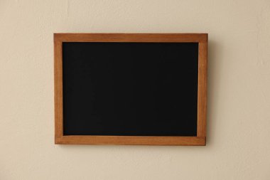 Bej duvarda boş bir karatahta