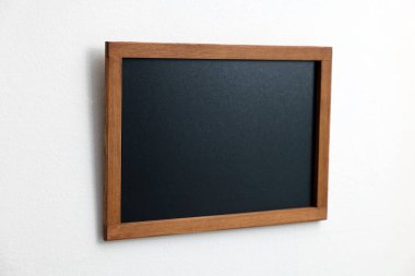Beyaz duvarda boş bir karatahta