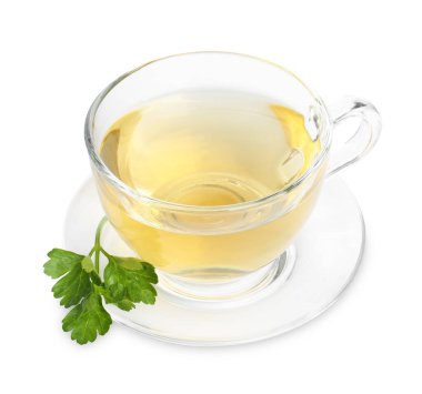 Cam fincanda aromatik bitki çayı ve beyaz arka planda taze maydanoz.