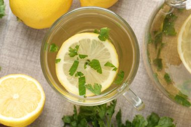 Masada limon dilimleri olan sağlıklı maydanoz çayı. Detoks içeceği