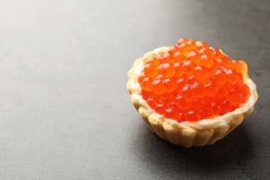 Gri masada kırmızı havyarlı nefis bir kanepe, yakın plan. Metin için boşluk