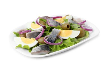 Ringa balıklı lezzetli salata, yumurta ve sebzeler beyaz arka planda.