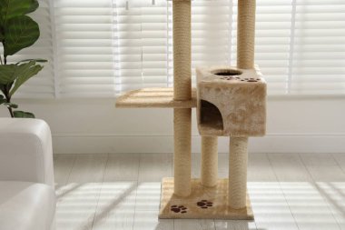 Büyük, rahat bir kedi ağacı, kazıkları içeride.