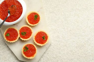 Kırmızı havyarlı tart ve bej arka planda maydanoz, üst manzara. Metin için boşluk