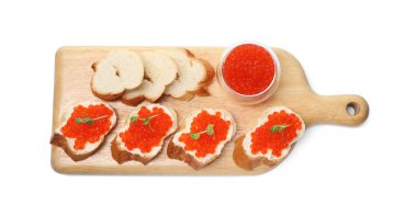 Kırmızı havyarlı sandviçler ve beyaz üzerine izole edilmiş mikro yeşiller.