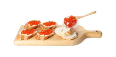 Kırmızı havyarlı sandviçler ve beyaz üzerine izole edilmiş mikro yeşiller.