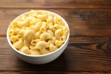 Ahşap masada nefis peynirli makarna, yakın plan. Metin için boşluk