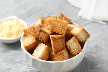 Gri desenli masada çıtır kıtır ekmek ve sos. Yakın plan.