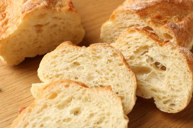 Tahta masada taze ekmek dilimleri, yakın plan.