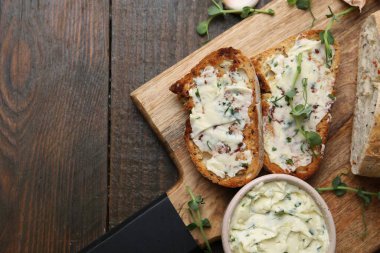 Sarımsaklı, otlu ve yağlı lezzetli ekmek, ahşap masa, üst manzara. Metin için boşluk