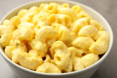 Masada peynir soslu leziz makarna, yakın plan.