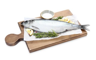 Beyaz arka planda tuzlanmış ringa balığı ve baharatlar