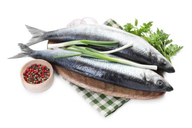 Beyaz zemin üzerinde tuzlu ringa balıkları ve baharatlar, üst görünüm