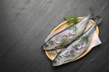 Siyah masada baharatlı ringa balığı, üst manzara. Metin için boşluk