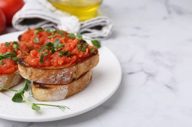 Beyaz mermer masada domatesli ve maydanozlu lezzetli ekmek, yakın plan. Metin için boşluk