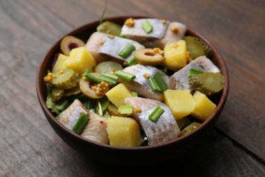 Tahta masada ringa balıklı leziz salata, yakın plan.