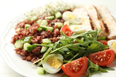 Beyaz masada kahverengi pirinçli leziz salata, yakın plan.