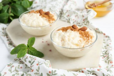 Tarçınlı sütlaç, badem ve nane şekeri, yakın plan.