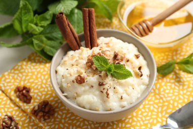 Cevizli, tarçınlı, naneli ve ballı lezzetli sütlaç.