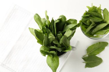 Beyaz ahşap masada kupada taze kuş sürüsü, düz yatıyordu.