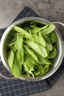 Gri masa üzerinde metal kevgir sürüsü, üst manzara.