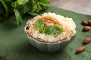 Tarçınlı, nane ve bademli lezzetli sütlaç, yakın plan.