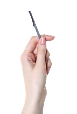 Beyaz arka planda kazıma bıçağı olan kadın, yakın plan. Pedikür aracı