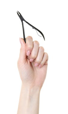 Beyaz arka planda tırnak eti olan kadın, yakın plan. Manikür aracı