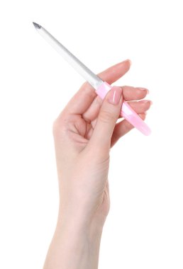 Beyaz arka planda tırnak törpüsü olan kadın, yakın plan. Manikür aracı