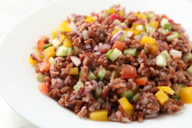 Beyaz masada kahverengi pirinçli lezzetli salata, yakın plan.