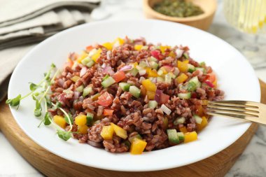 Beyaz masada kahverengi pirinçli lezzetli salata, yakın plan.