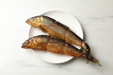 Beyaz masada nefis tütsülenmiş ringa balığı.