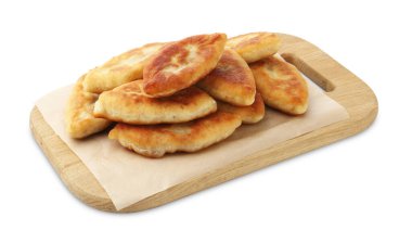 Lezzetli kızarmış pirizky (doldurulmuş turtalar) beyaz üzerine izole edilmiş.