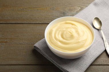 Tahta masada servis edilen lezzetli vanilyalı puding. Metin için boşluk