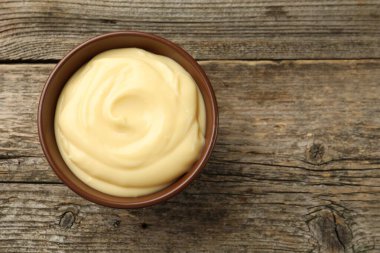 Tahta masadaki vanilyalı puding, üst manzara. Metin için boşluk