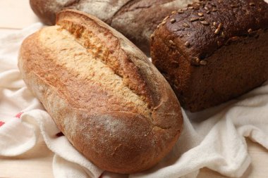 Masada farklı taze ekmek türleri, yakın çekim.