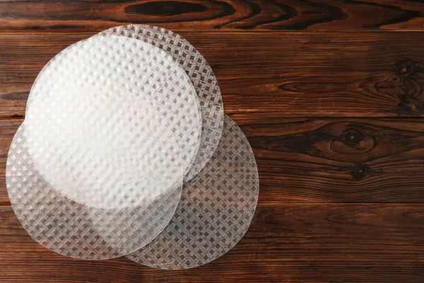 Yenebilir pirinç kağıtları ahşap masada, düz yerde. Metin için boşluk